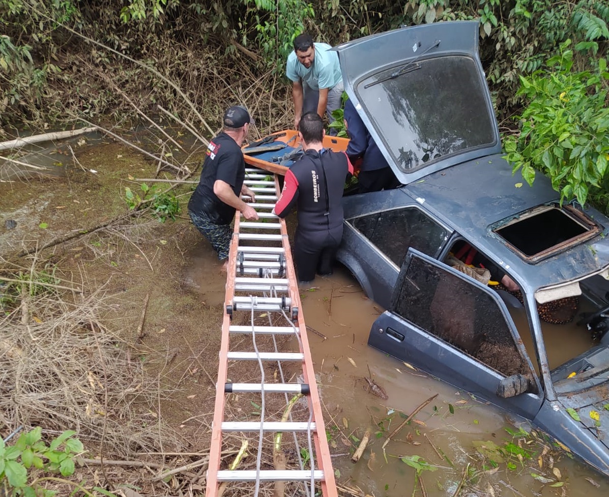 Bombeiros de Taquara resgatam condutor de automóvel que caiu em córrego d'água