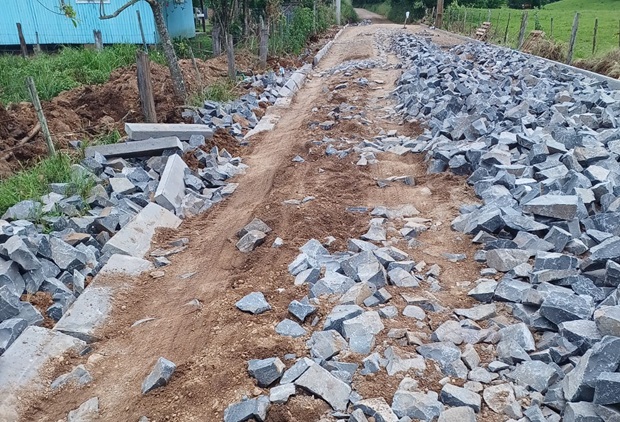 Estrada que está recebendo obra de pavimentação em Rolante é alvo de vândalos
