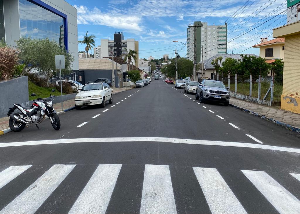 Sinalização de trânsito é concluída após recapeamento asfáltico na Rua Federação em Taquara