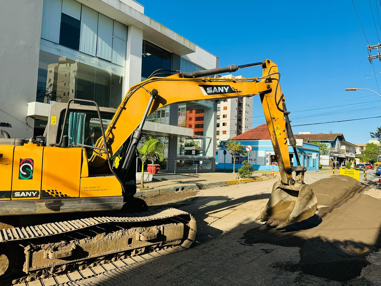Obra de reassentamento das pedras regulares segue em andamento em rua do Centro de Taquara