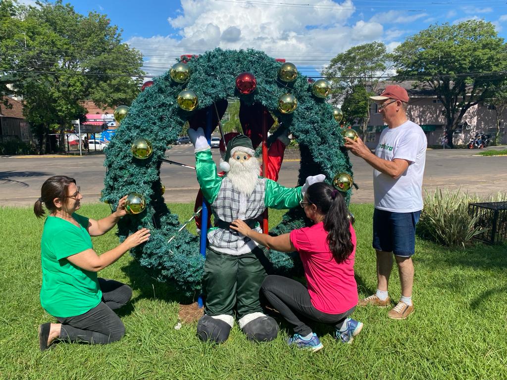 Grupo de voluntários realiza a montagem da decoração de Natal em Três Coroas