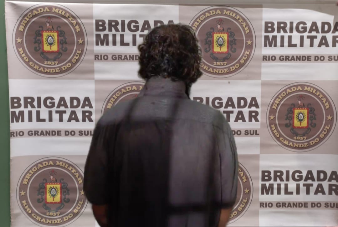 Brigada Militar prende homem quando danificava câmera de monitoramento em rodovia de Taquara - Veja vídeo