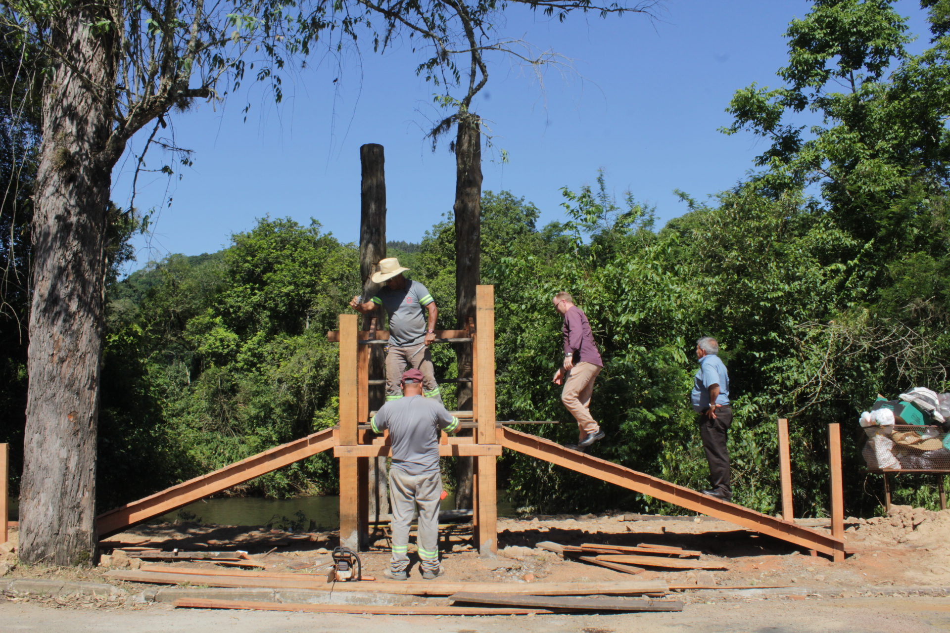 Três Coroas realiza construção de nova ponte pênsil no bairro Linha Café Baixa