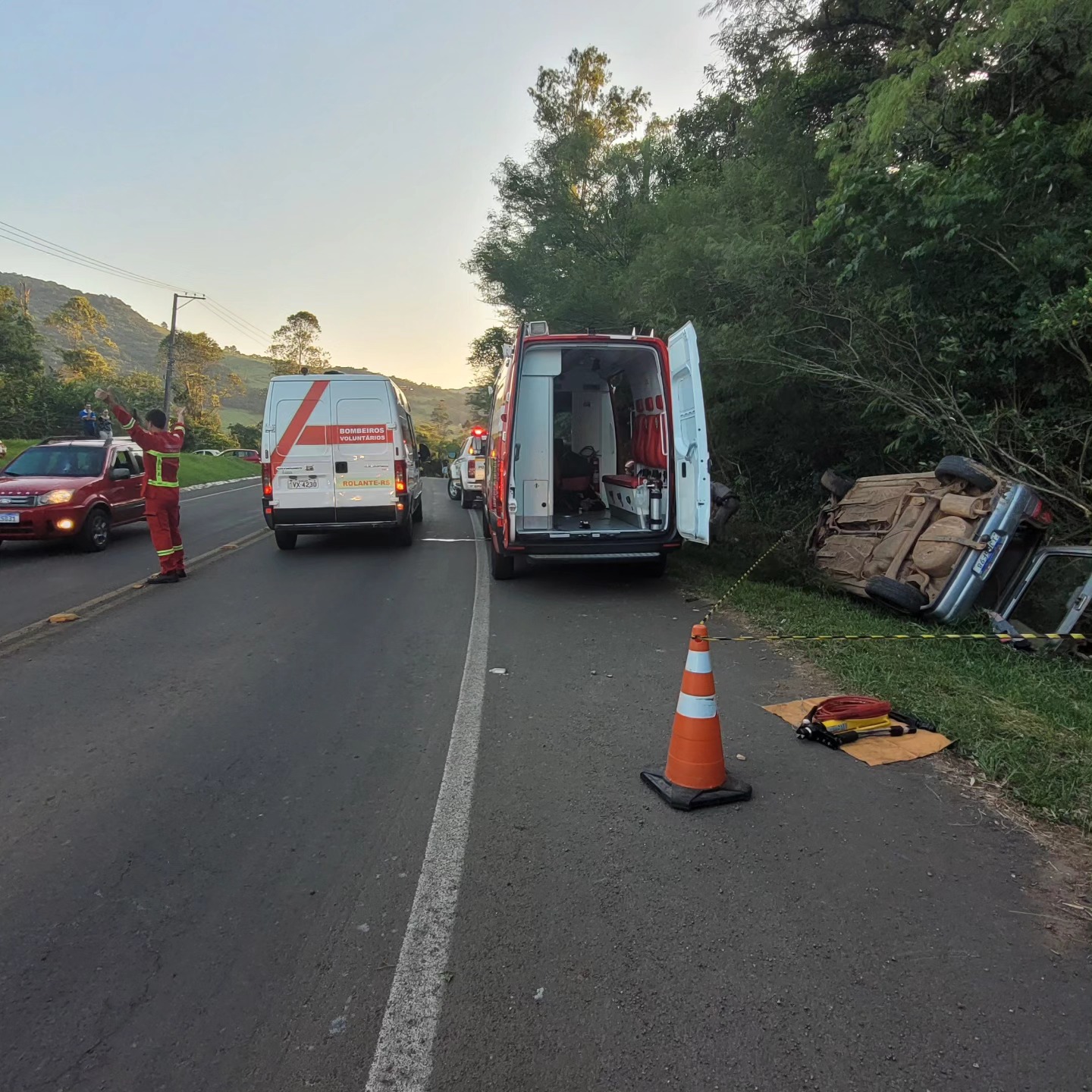 Mulher morre após capotamento de veículo na ERS-239 em Rolante