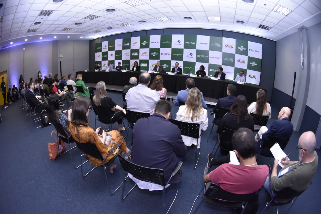 CEOs da Vulcabras e Usaflex participam de coletiva em feira calçadista BFSHOW em Porto Alegre
