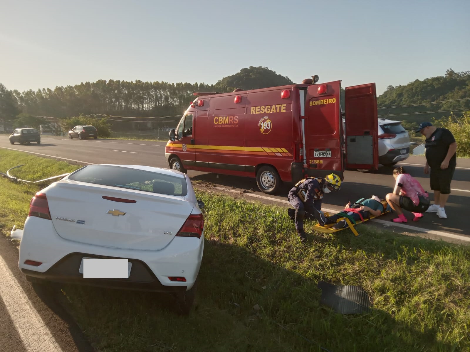 Bombeiros de Parobé socorrem motorista após acidente na ERS-239