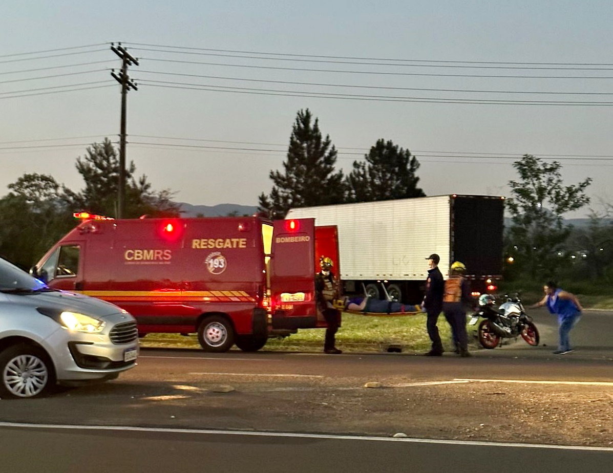Homem e mulher ficam feridos após colisão entre motocicleta e caminhão na ERS-239 em Parobé