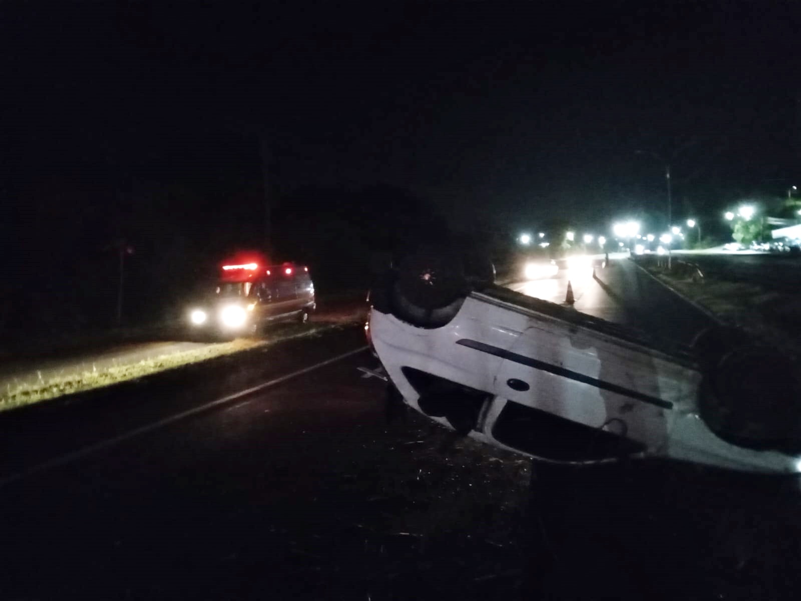 Mulher fica ferida após capotar veículo na ERS-239 em Parobé