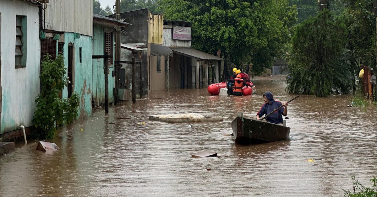 Rios transbordam e Taquara retira famílias de residências para abrigos