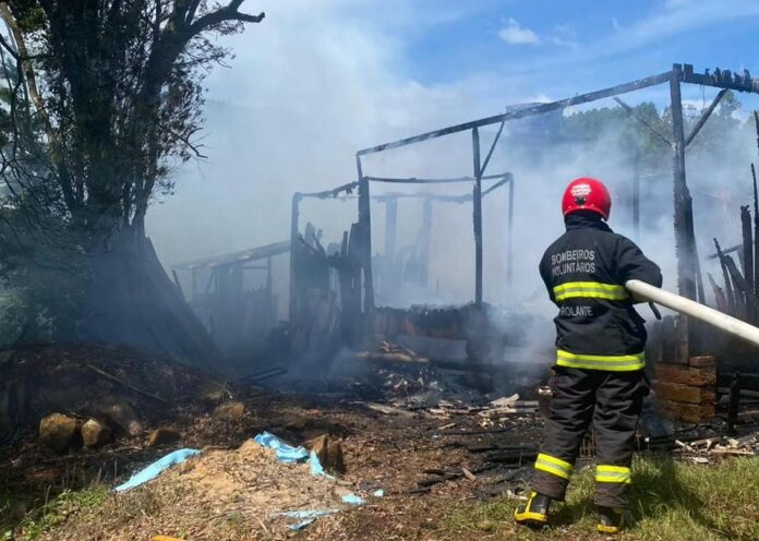 Residência fica destruída após incêndio em Riozinho