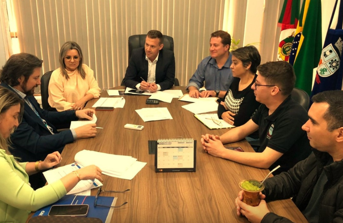 Prefeito se reúne com representantes da Caixa para tratar sobre captação de recursos em Parobé