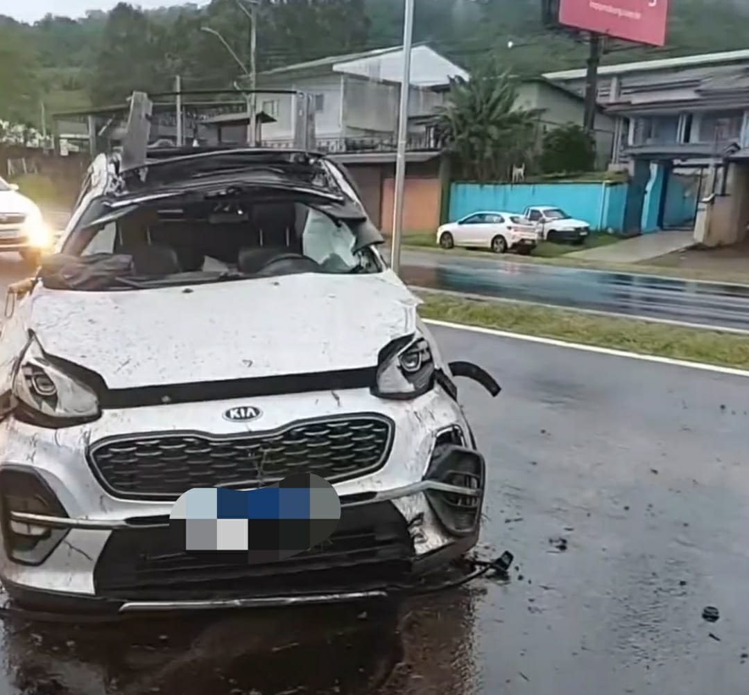 Condutor fica ferido após capotamento na ERS-239 em Parobé