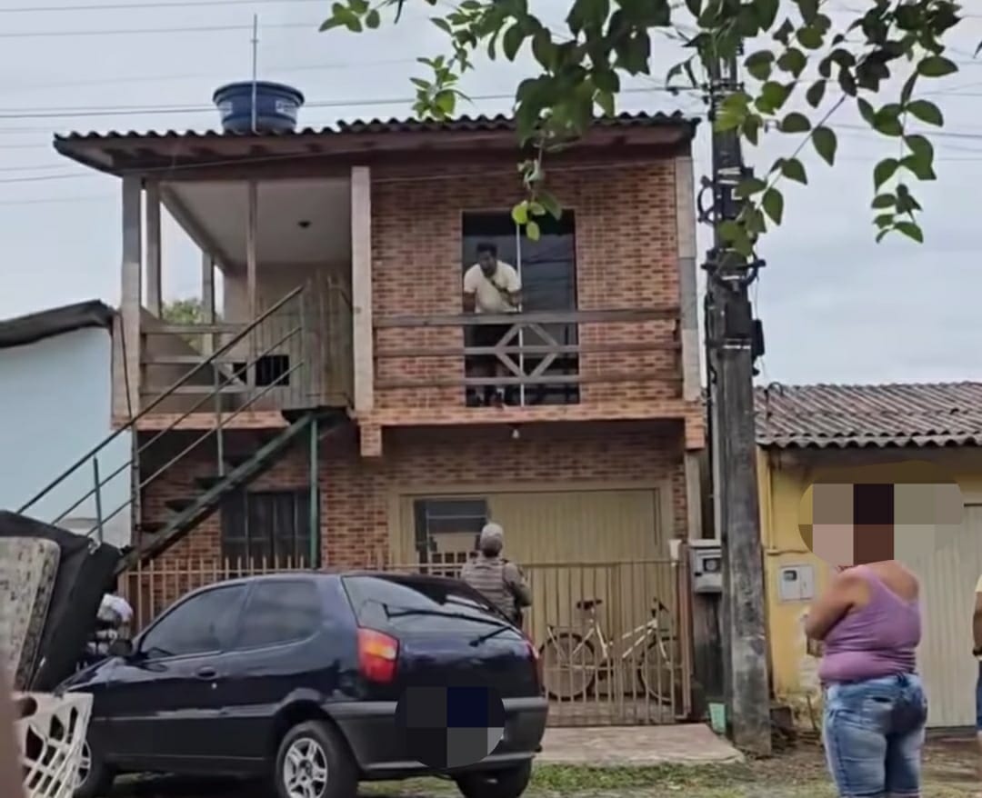 Venezuelano é contido pela Brigada Militar após expulsar família de casa e tentar suicídio em Parobé