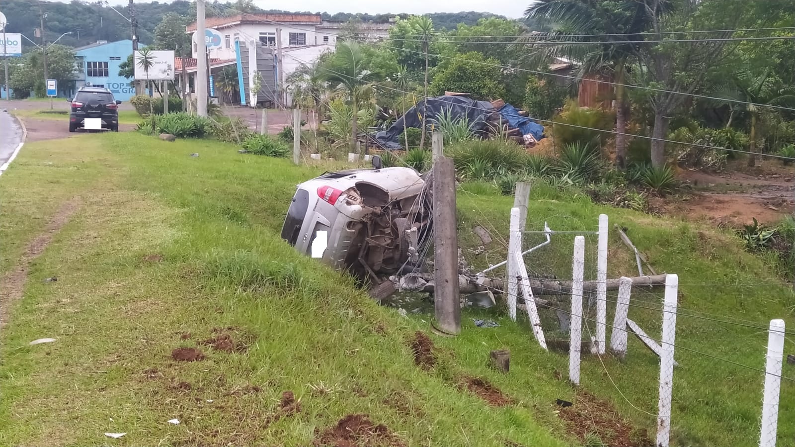 Cinco pessoas ficam feridas após caminhonete capotar na ERS-239 em Parobé