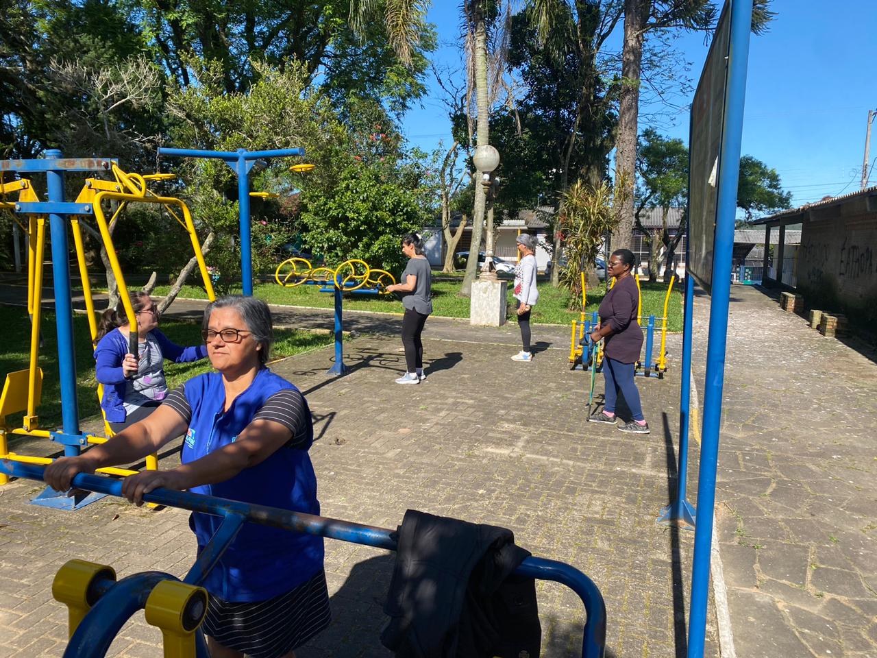 Grupo hiperdia do Pinhal se reúne para a realização de atividades físicas em Parobé