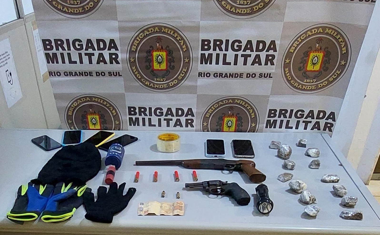 Indivíduos são presos após invadir residência, render mulher e roubar carro em Rolante