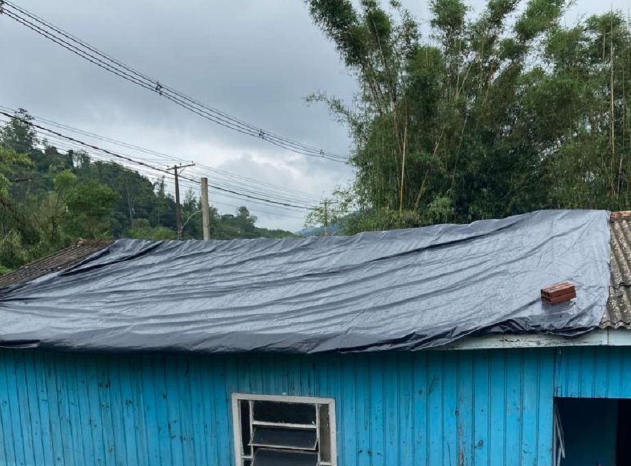 Defesa Civil de Igrejinha contabiliza pelo menos 31 casas e duas escolas destelhadas após vendaval