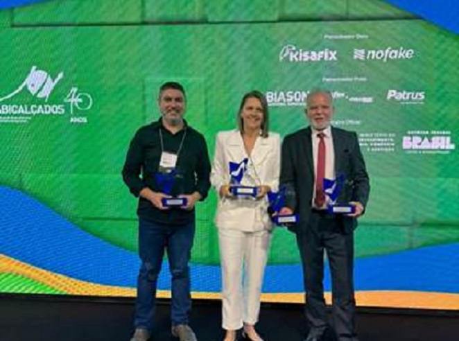 Calçados Bibi de Parobé recebe três premiações durante evento de 40 anos da Abicalçados