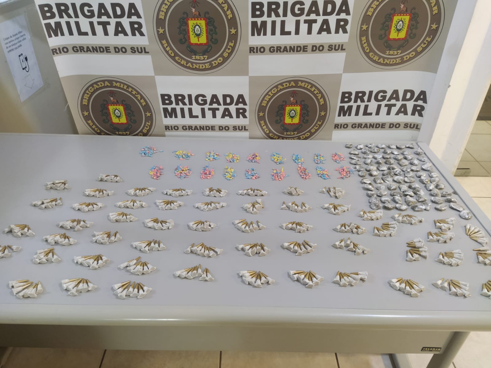 Brigada Militar de Taquara prende uma mulher e intercepta a entrega de malote com drogas
