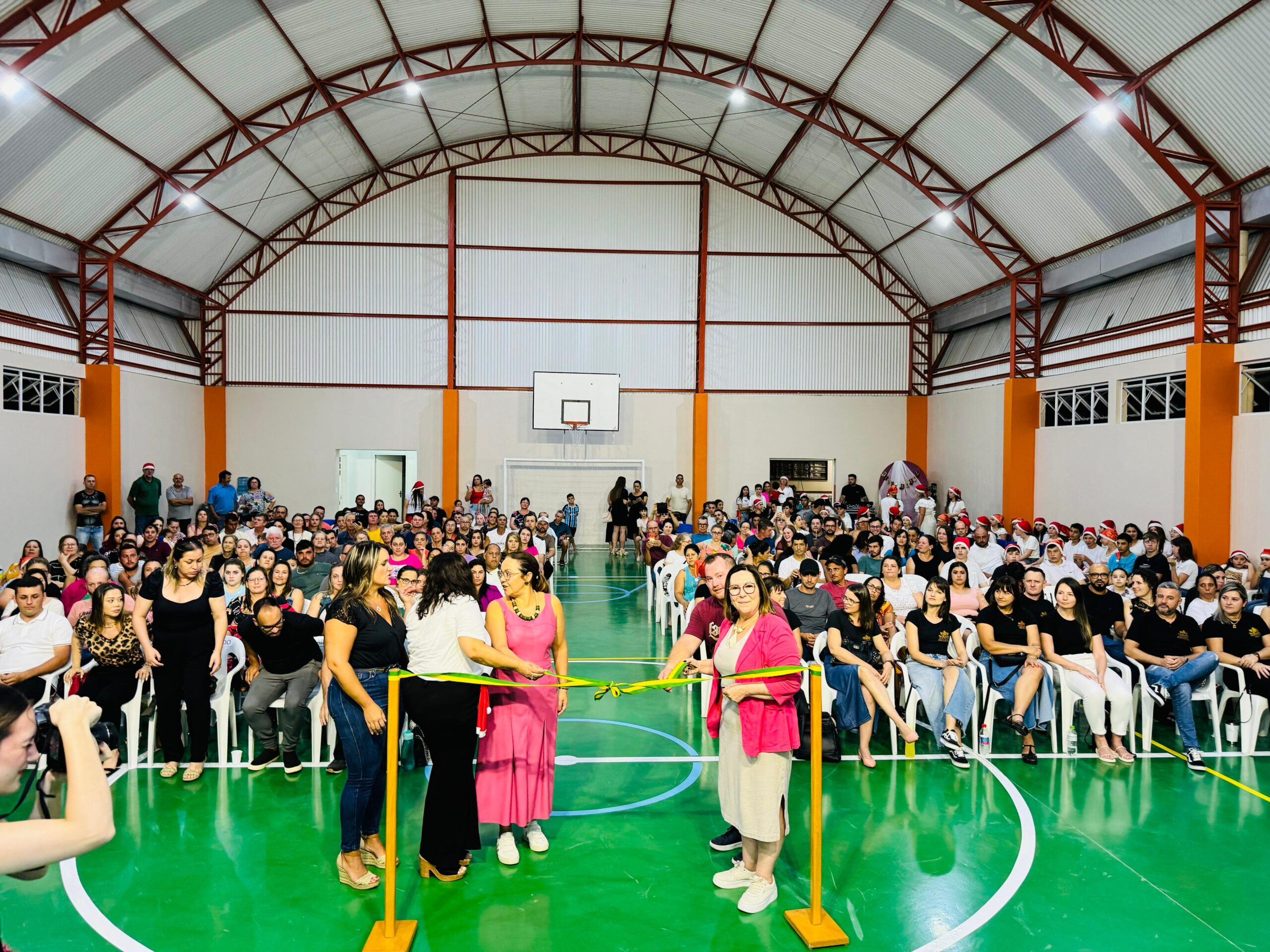 Ginásio da Escola Zeferino Vicente Neves Filho é inaugurado no interior de Taquara