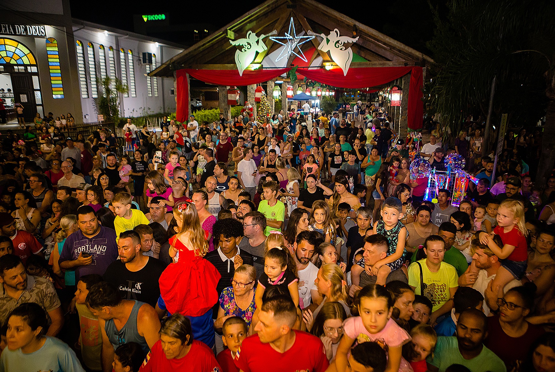 Chegada do Papai Noel em Três Coras marca o encerramento do Natal na Cidade Verde