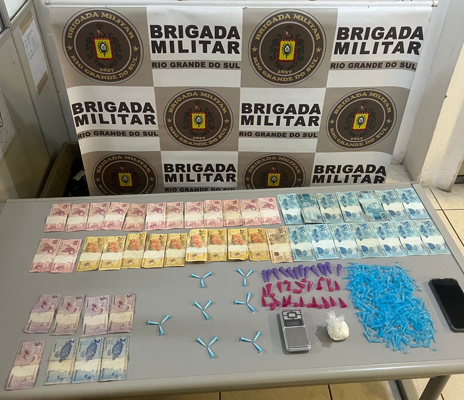 Homem é preso e adolescente apreendido por tráfico de drogas em Taquara