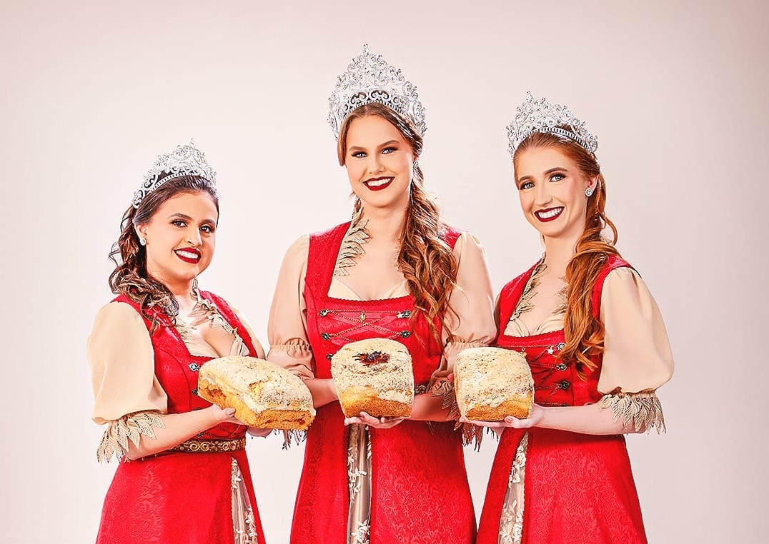 Soberanas da 25ª Kuchenfest de Rolante apresentam trajes oficiais para 2024