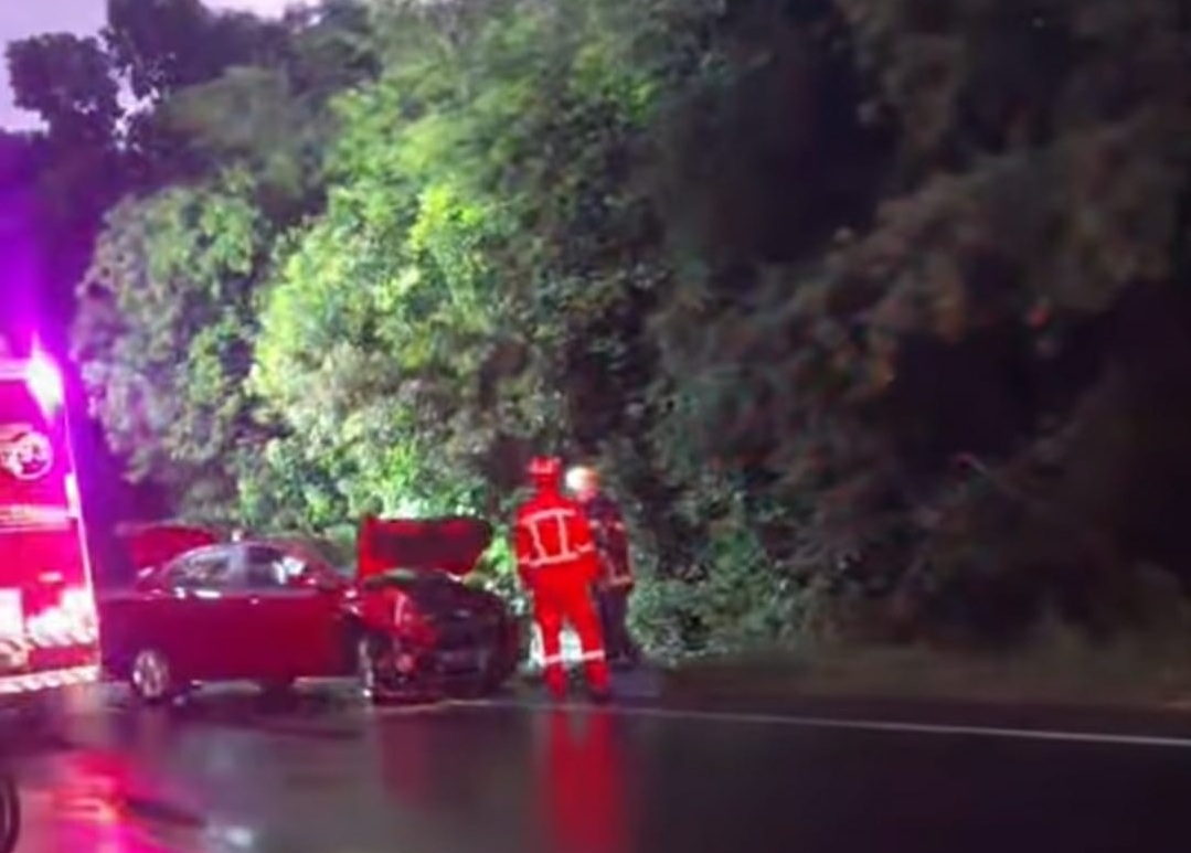 Colisão entre veículos na ERS-115 resulta em dois adultos e três crianças removidas ao hospital de Igrejinha