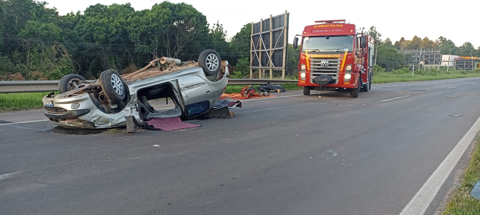 Mulher fica presa às ferragens do veículo após capotamento ocorrido na ERS-239 em Parobé
