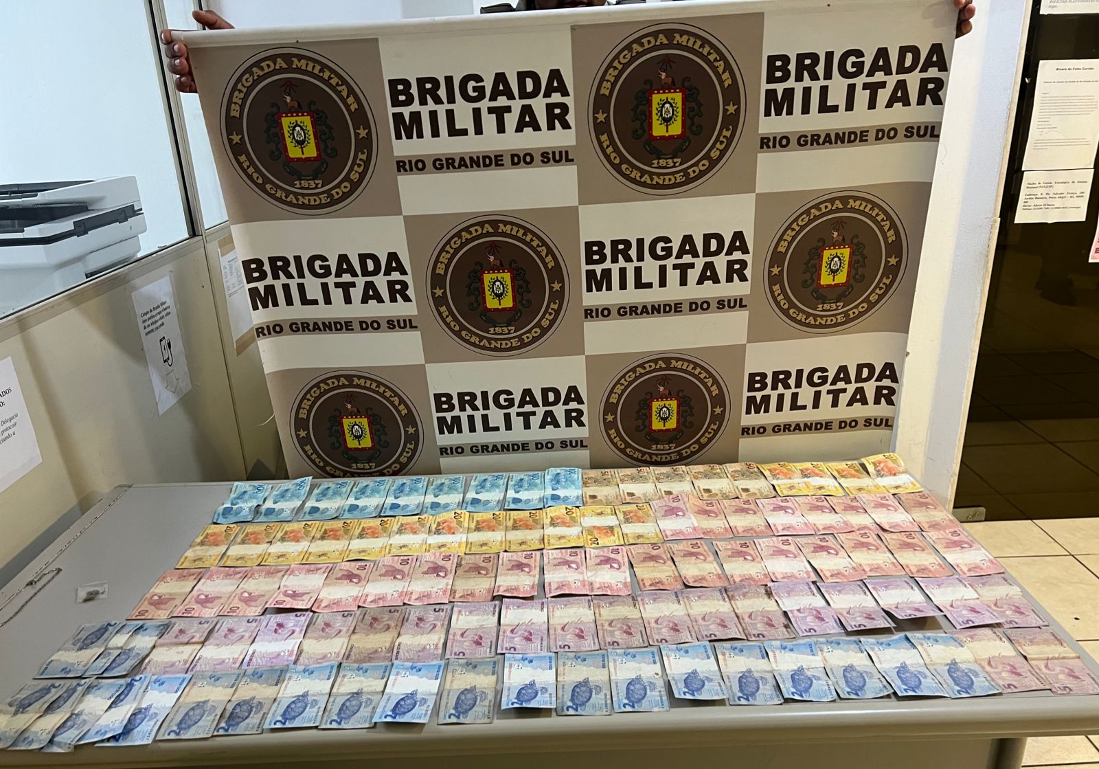 Homem tenta subornar policiais e é preso por tráfico de drogas e corrupção ativa em Taquara