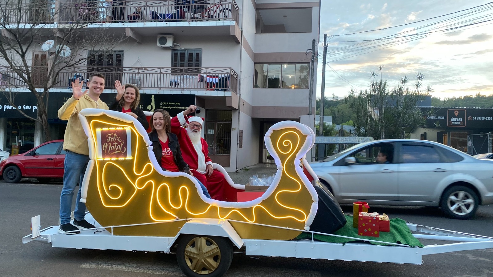 Trenó do Papai Noel e espetáculos teatrais emocionam em Igrejinha e Três Coroas
