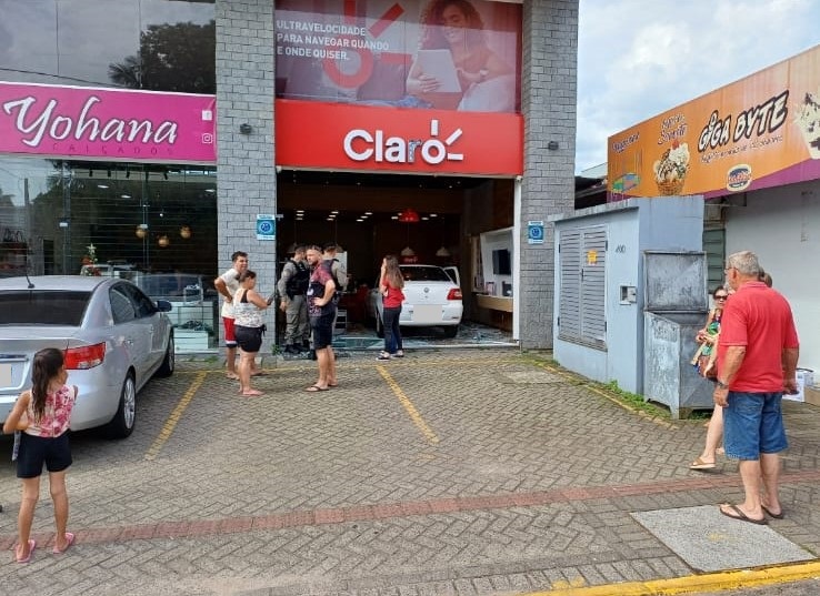 Loja de telefones é invadida por automóvel em Igrejinha