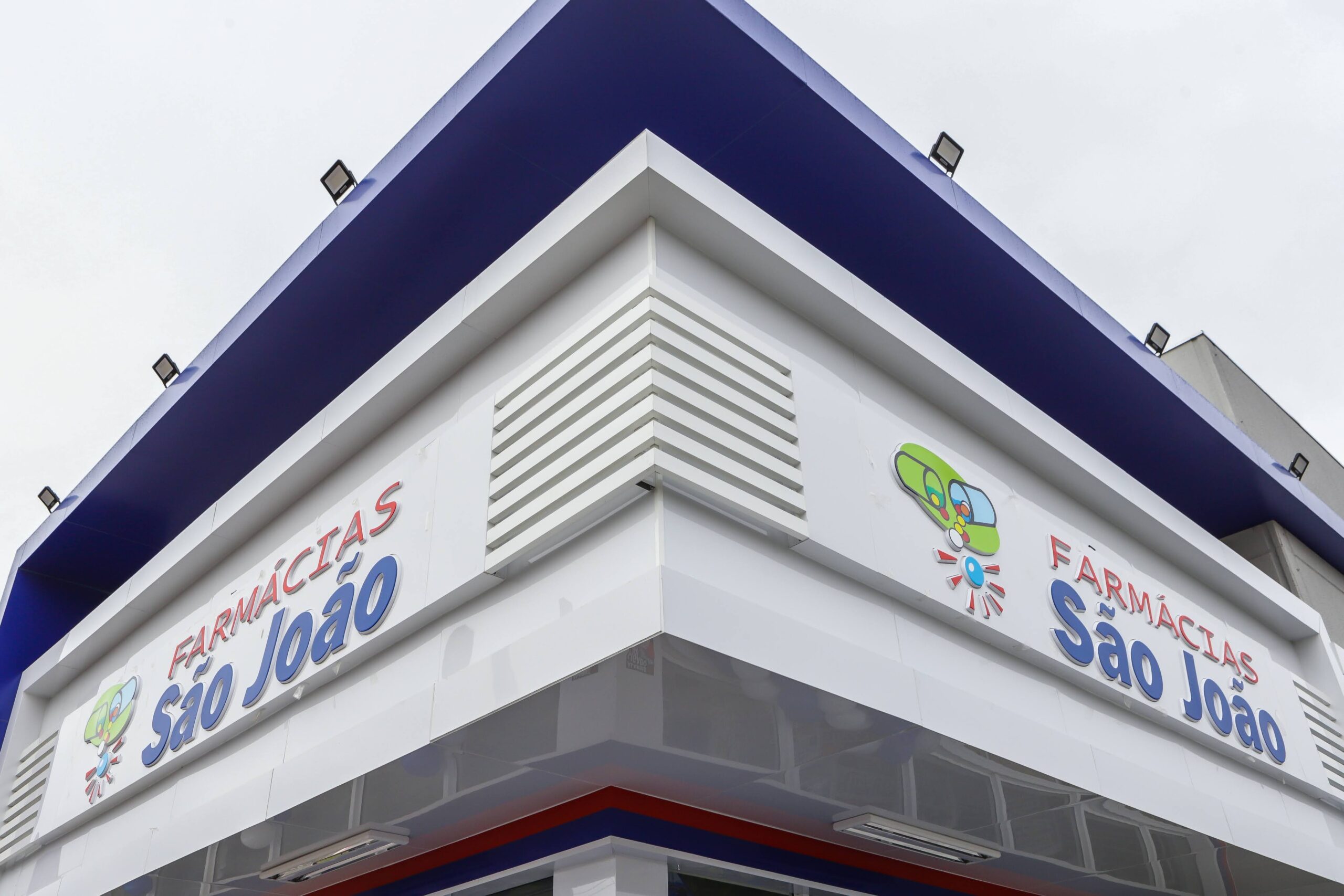 Rede São João reabre farmácias atingidas pela enchente