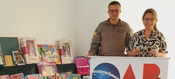 OAB de Igrejinha doa brinquedos para a Sala Lilás da Brigada Militar
