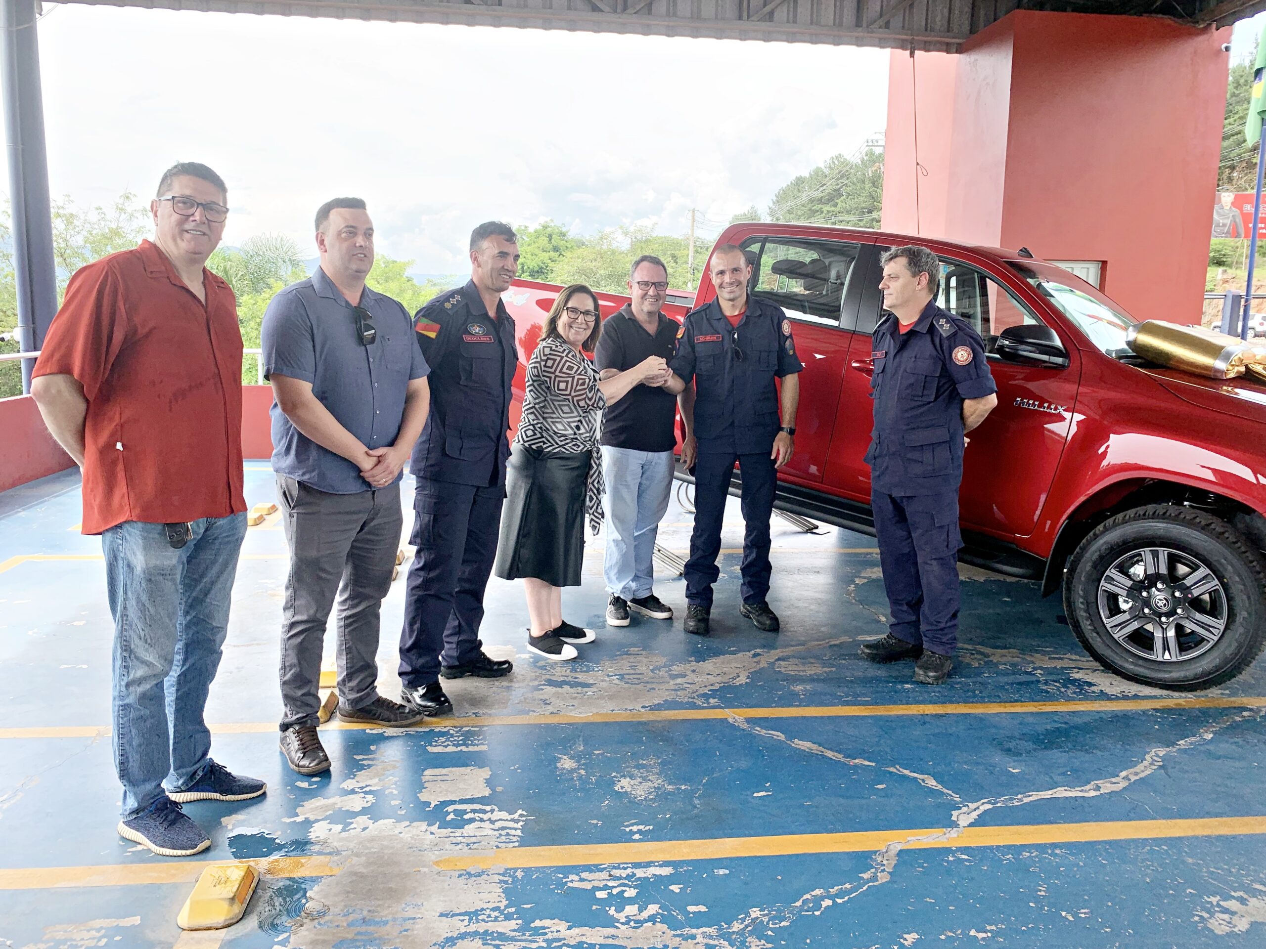 Bombeiros de Taquara recebem nova viatura equipada para atender ocorrências no interior