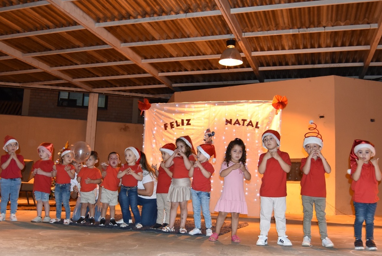 Alunos de escola infantil realizam apresentações natalinas na Rua Coberta em Riozinho
