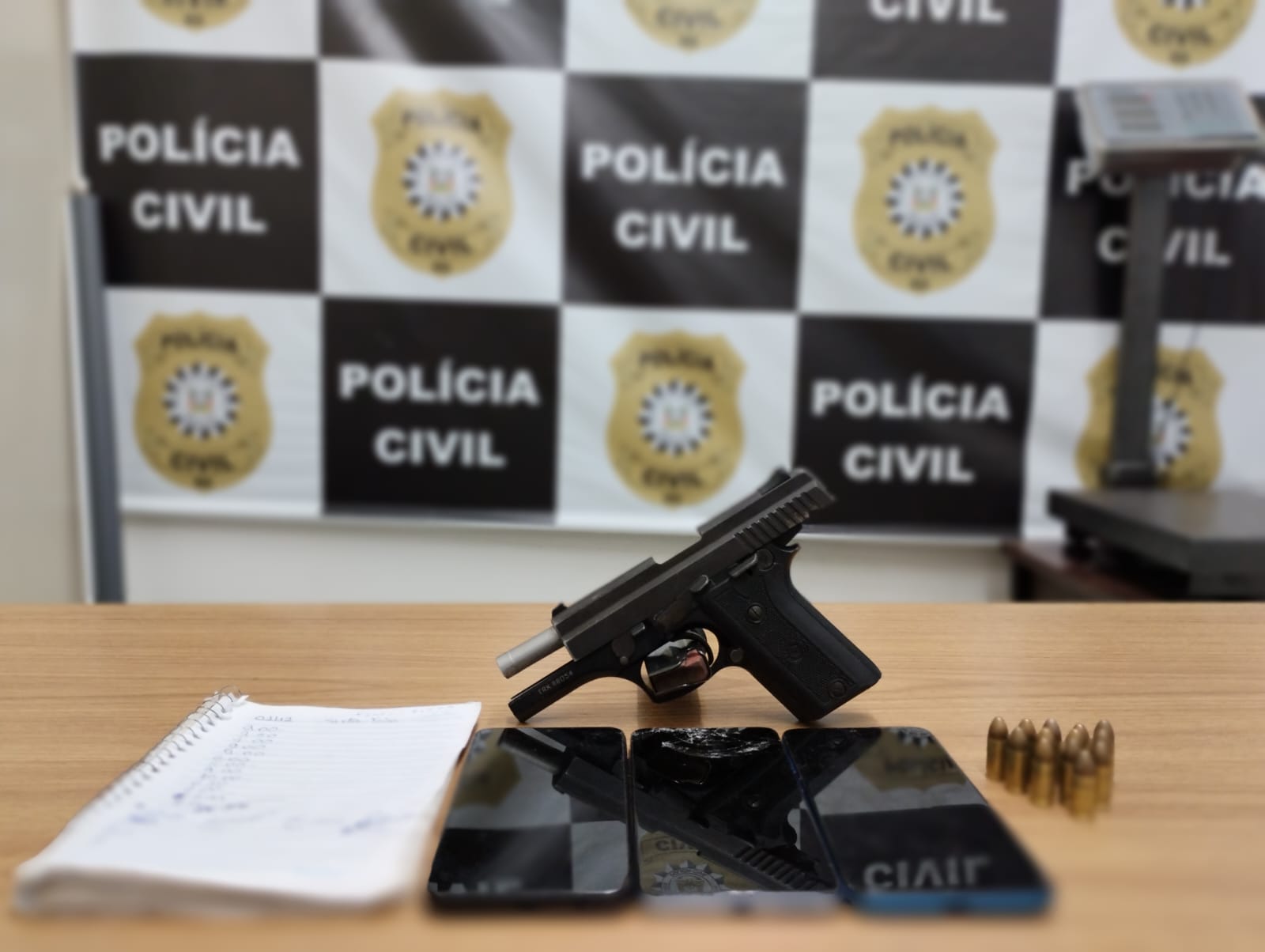 Casal é preso com arma e objetos são apreendidos durante operação realizada em Taquara