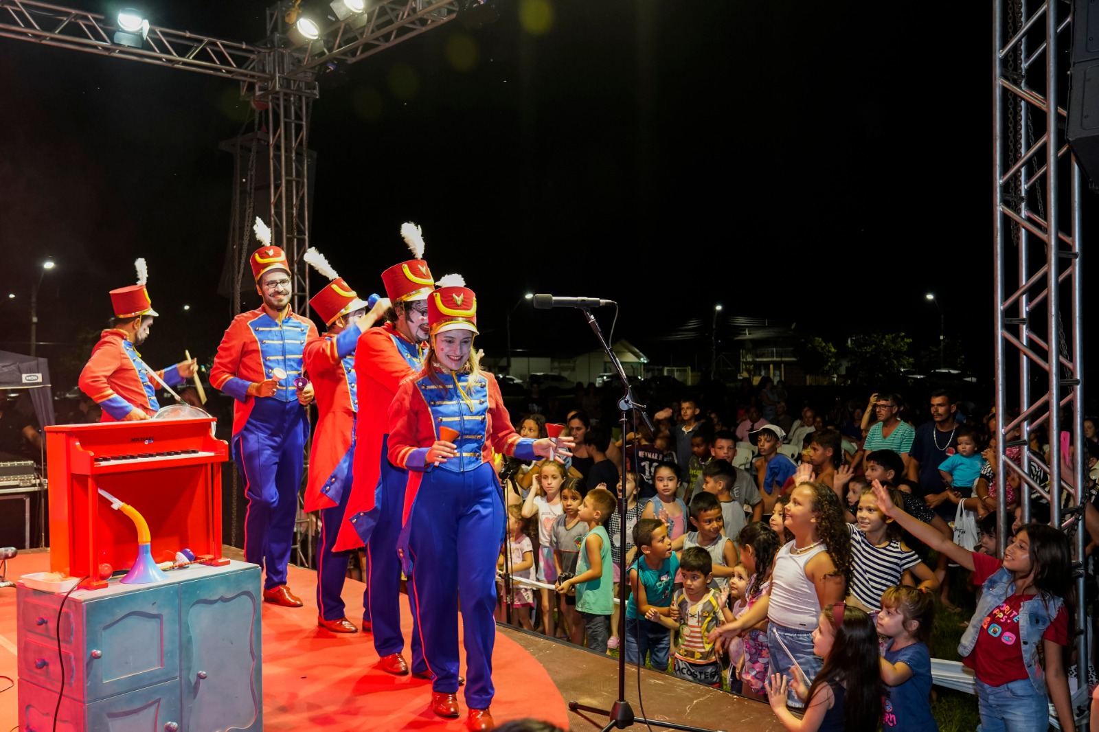 Apresentação da Orquestra de Brinquedos reúne mais de 600 pessoas no Bairro Empresa, em Taquara