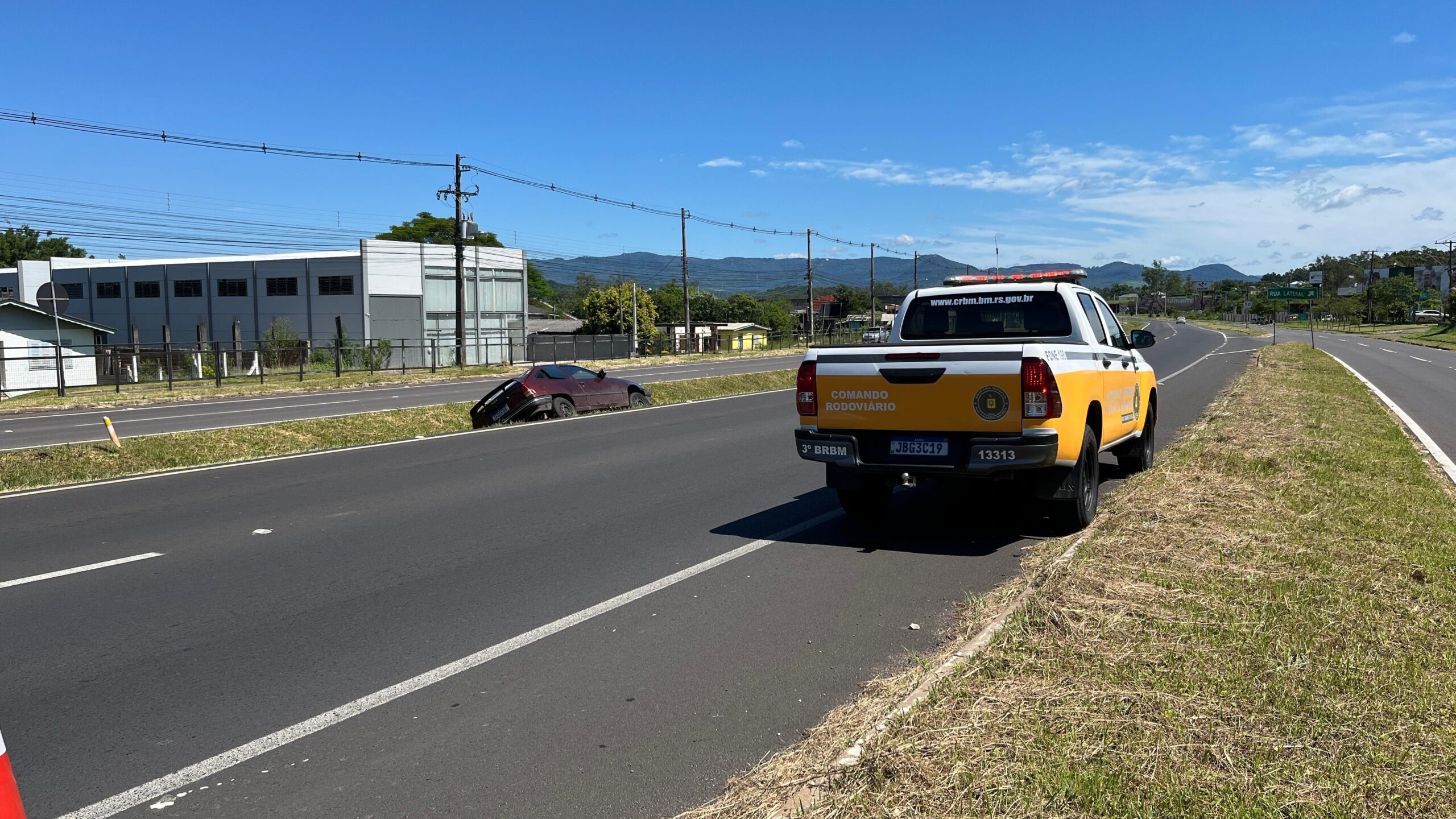 Motorista abandona carro após saída de pista na ERS-115