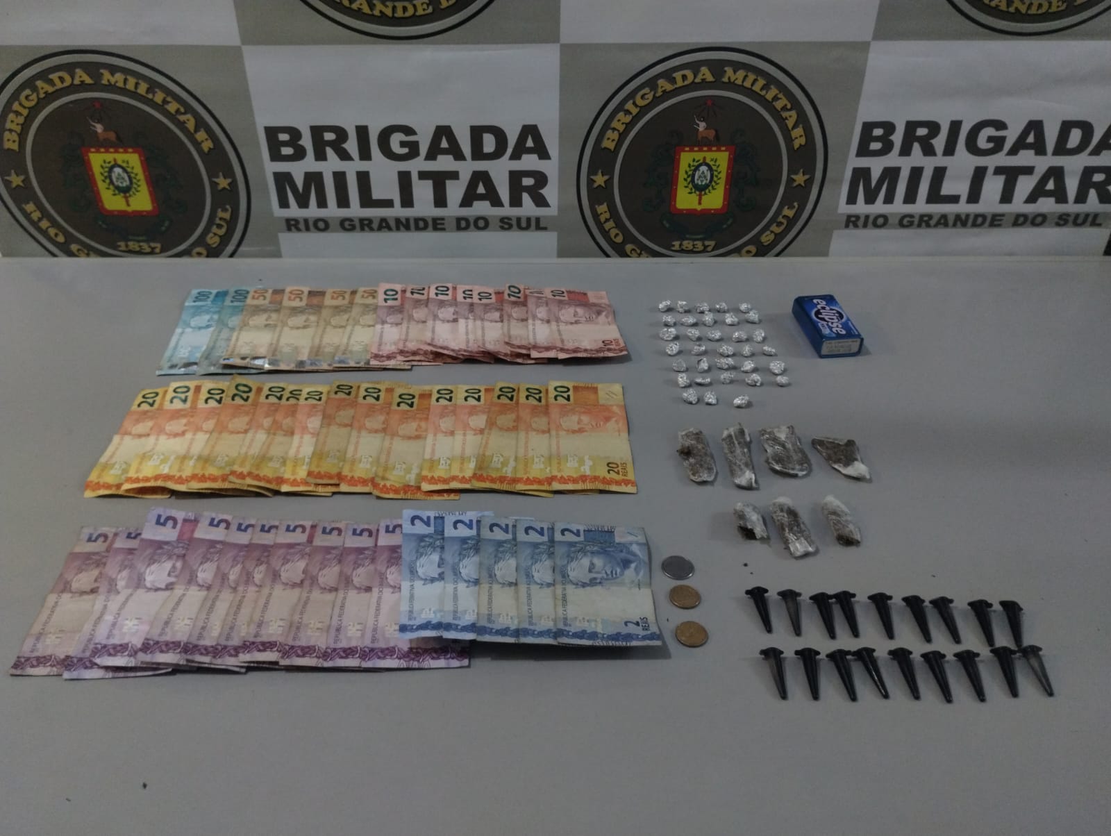 BM prende dois homens e apreende adolescente por tráfico de drogas em Taquara