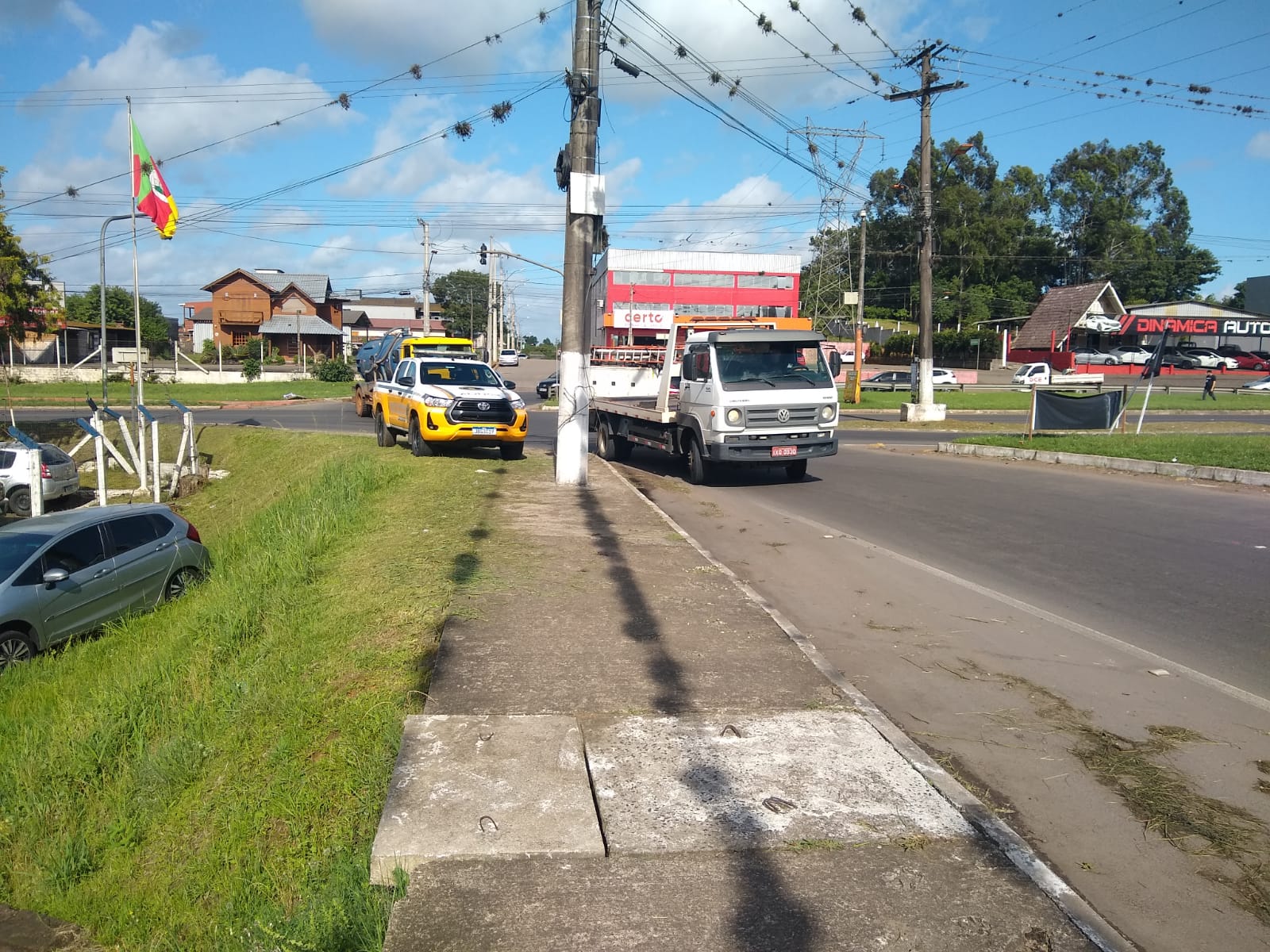Caminhão corta a frente de automóvel e condutora caí no canteiro lateral da ERS-239 em Taquara