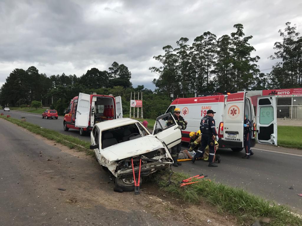 Duas pessoas ficam feridas após carro colidir em poste na ERS-239
