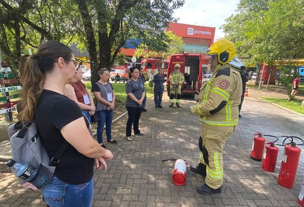 Corpo de Bombeiros e Prefeitura de Parobé realizam oficinas de combate a incêndio e primeiros socorros no ambiente escolar