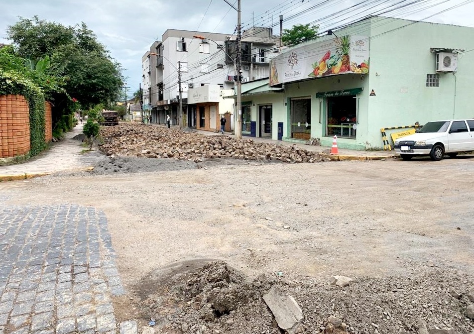 Cruzamento entre as ruas Pinheiro Machado e Bento Gonçalves segue bloqueado em Taquara