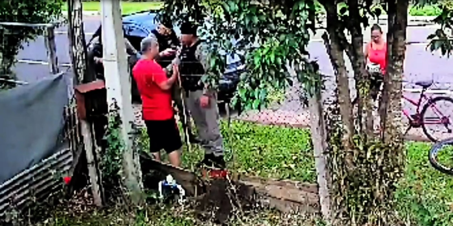Vídeo de três policiais prendendo homem por desacato revolta comunidade de Igrejinha
