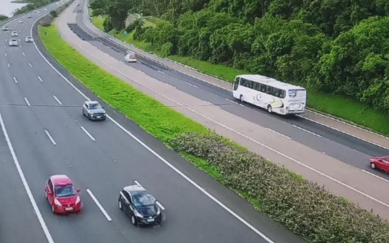 Milhares de veículos retornam do litoral nesta segunda-feira (1º)