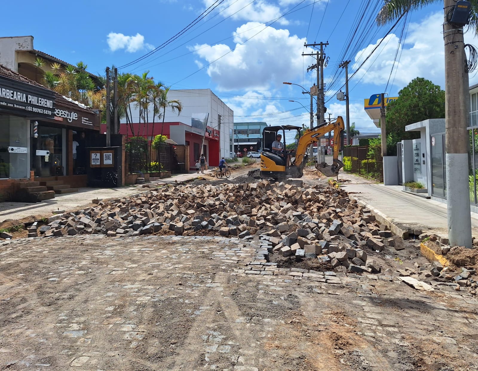 Obras de reassentamento de pedras regulares na Rua Pinheiro Machado avançam em Taquara