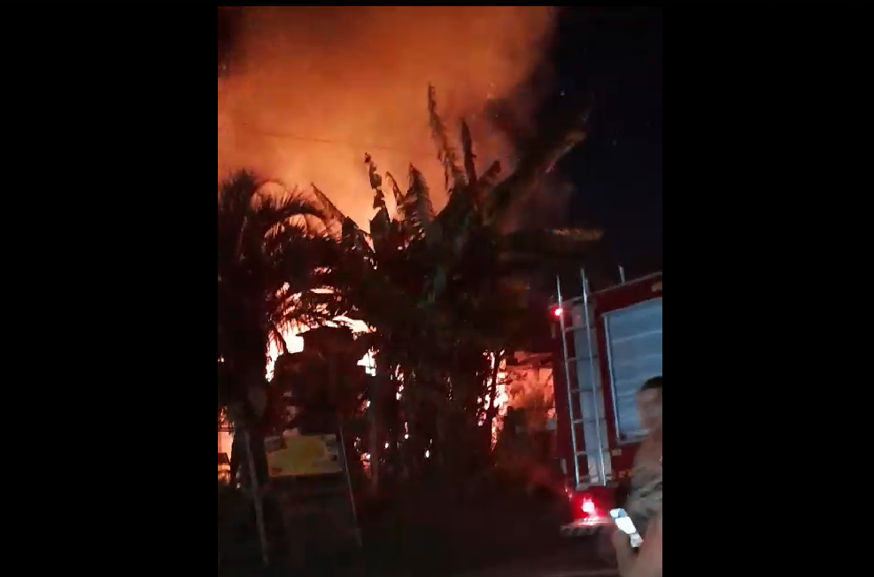 Vídeo: residência fica totalmente destruída após incêndio em Parobé