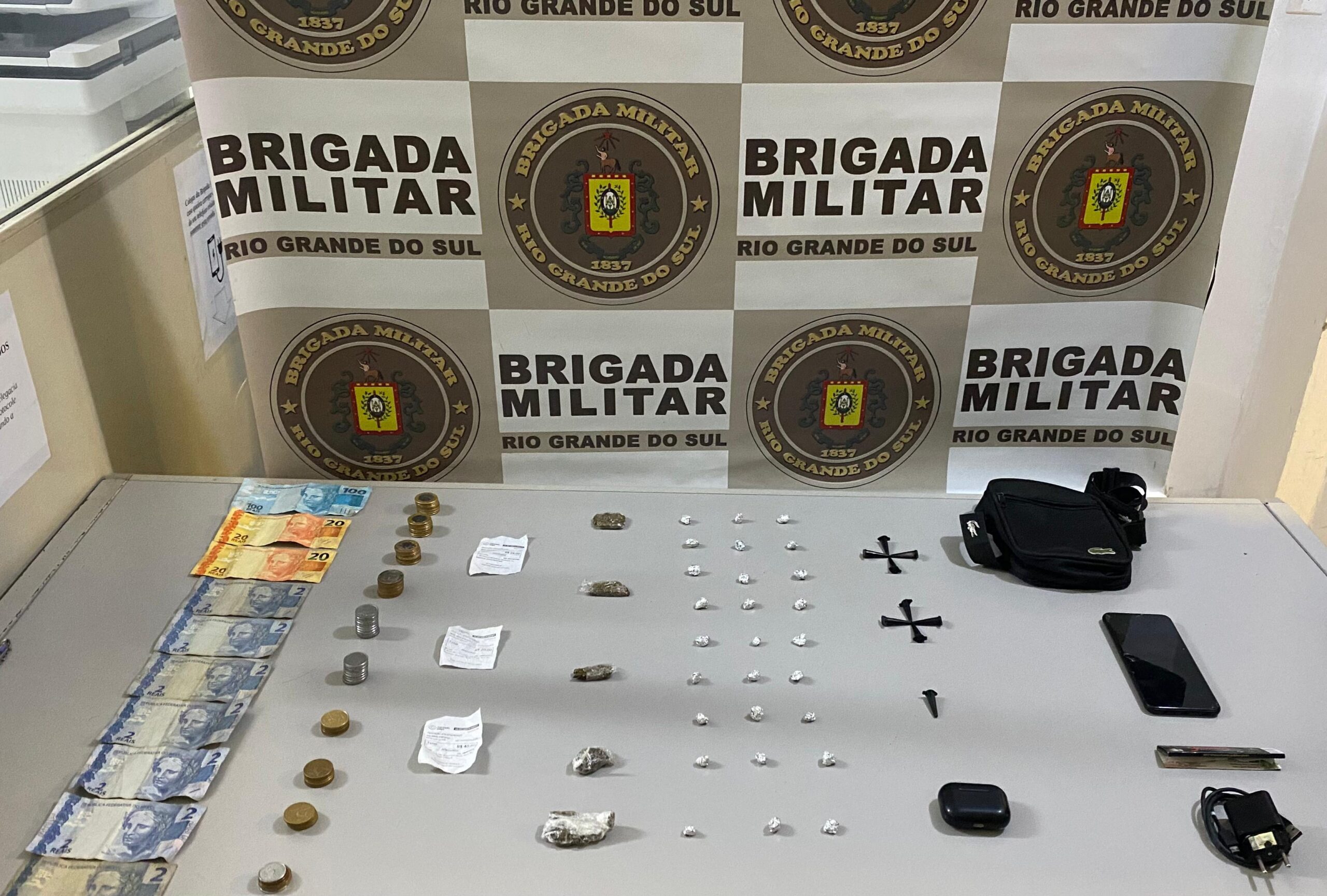 Dupla é presa por tráfico de drogas no bairro Mundo Novo em Taquara