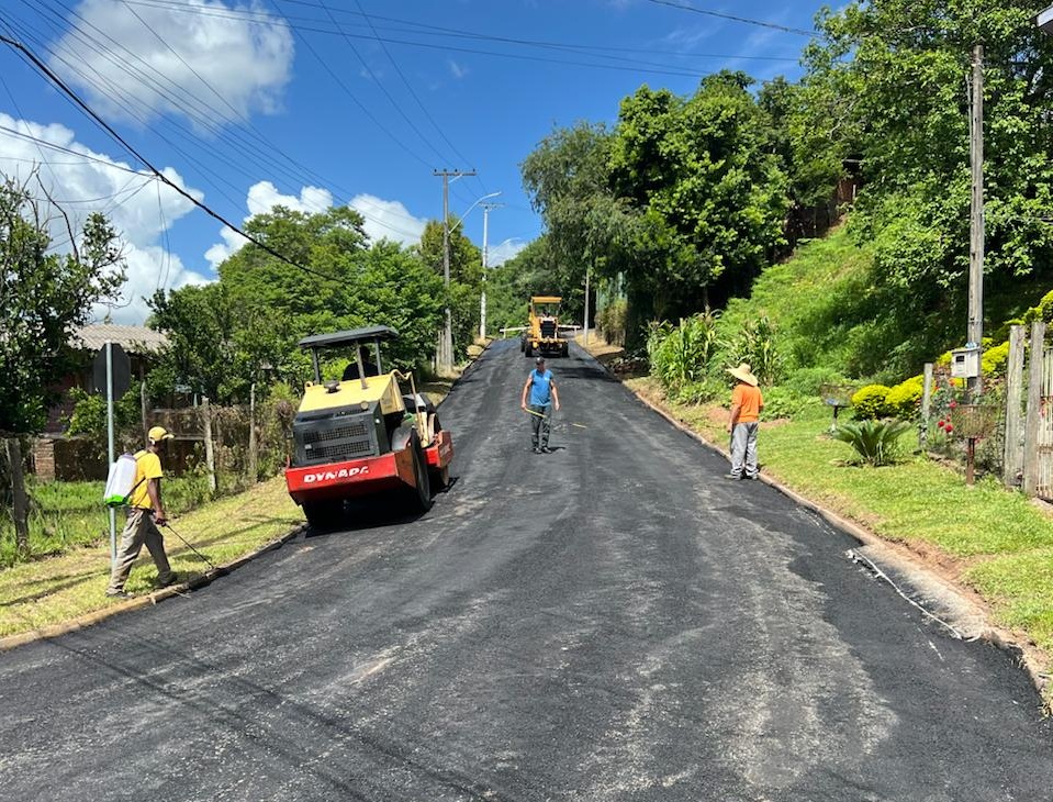 Prefeitura realiza pavimentação e recapeamento asfáltico em vias públicas de Igrejinha
